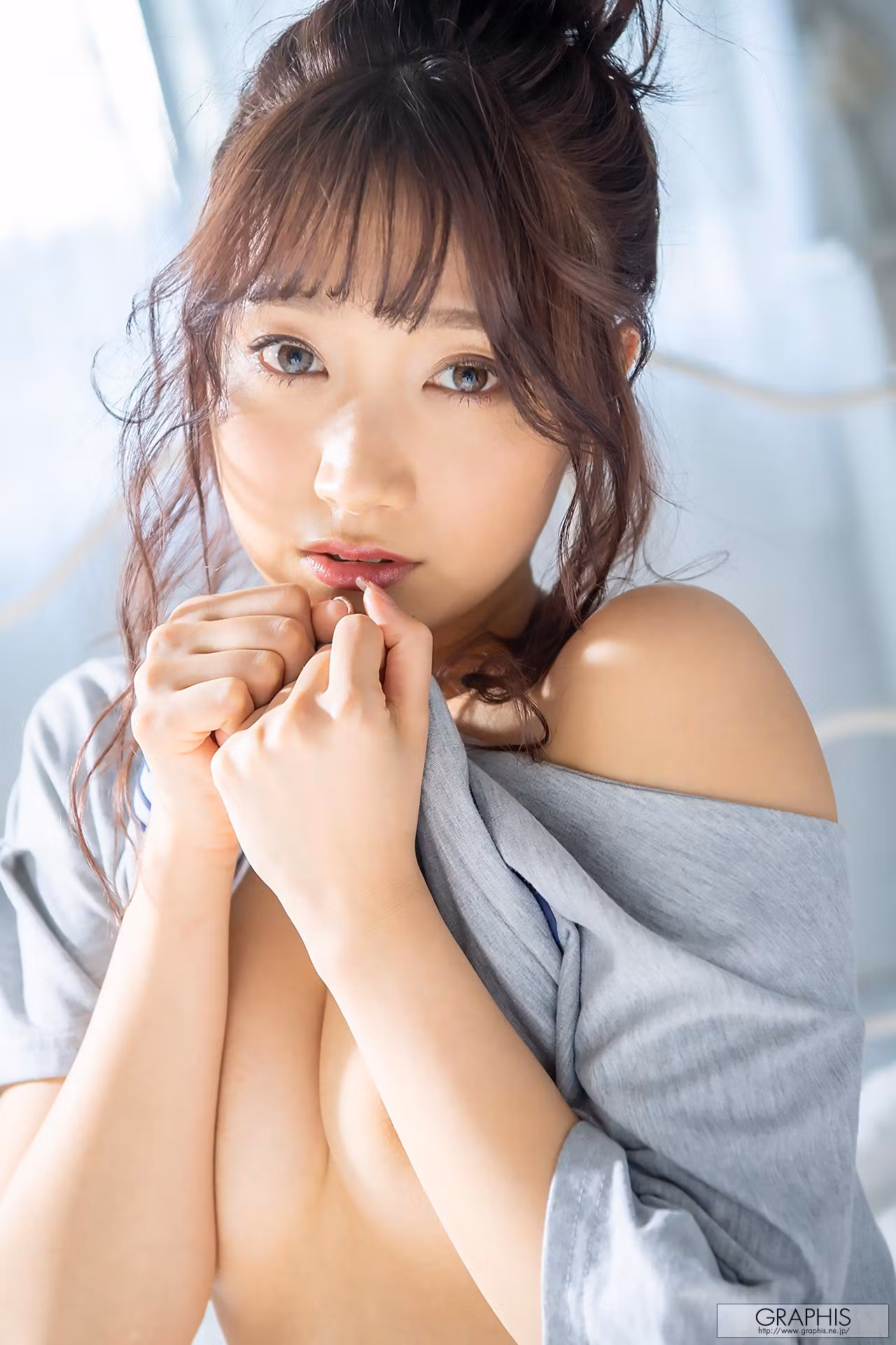 褪去牛仔外套与蕾丝吊带后显露丰满美臀翘臀线条